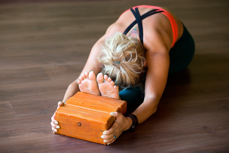 El grosor de la esterilla de yoga: ¿cómo evitar el dolor de rodillas?